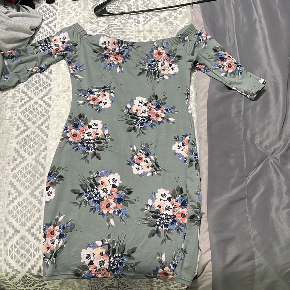 Size M mini floral dress never worn